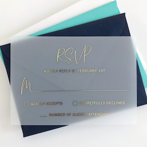 Carte RSVP en vélin avec feuille d'or et inscription manuscrite. Insertion de réponse pour faire-part de mariage - acrylique transparent, papier cartonné noir ou blanc.