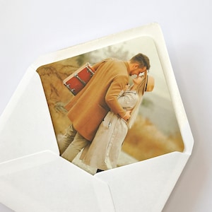 Enveloppe de mariage personnalisée avec doublure photo. Enveloppe d'invitation romantique avec photo des jeunes mariés. Enveloppe personnalisée avec photo du couple.