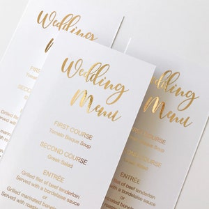 Weiß & Gold Hochzeitsmenü, personalisiertes benutzerdefiniertes Menü mit Kalligraphieschrift. Pergament, Weiß oder Schwarz Karton. Gold, Rose Gold oder Silber Folie