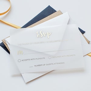 Carte RSVP en vélin avec feuille d'or, écriture manuscrite moderne. Encart et enveloppe pour faire-part de mariage - Acrylique transparent, papier cartonné noir ou blanc.