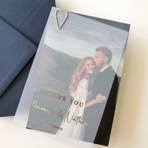 Cartão de agradecimento de casamento em velino com foto do casal e texto em folha de ouro. Cartão semitransparente, fosco, em camadas - ouro rosa, prata, dourado