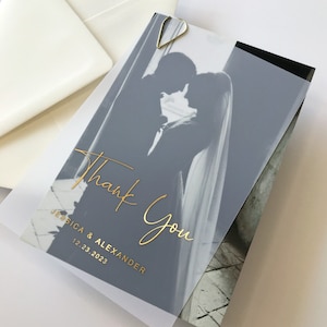 Dankeskarte mit Goldfolie Text. Semi-Transparent-Hochzeitskarte mit Braut und Bräutigam Foto-Rückseite