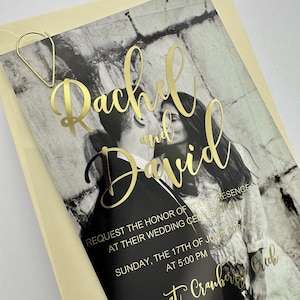Invitación de boda en acrílico transparente con lámina dorada y foto de la pareja en el reverso. Diseño contemporáneo y prolijo con láminas de plata, oro rosa o dorado.