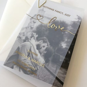 Cartão de casamento Save the Date em velino com folha de ouro. Cartão fosco semitransparente com foto do casal: prata, ouro rosa, folha de ouro ou preto.