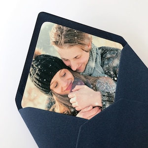 Personalisierter Hochzeits Umschlag mit Foto Liner. Romantische Einladung Umschlag mit Braut & Bräutigam Foto. Individueller Umschlag mit Paar Foto.