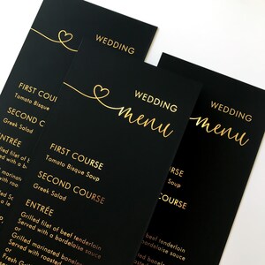 Schwarz-goldenes Hochzeitsmenü mit Kalligraphie-Schriftzug und Herz. Pergament, weißer oder schwarzer Karton / Gold, Rosegold oder Silberfolie