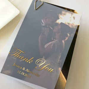 Cartão de agradecimento de casamento em velino folheado a ouro com foto do casal. Cartão de agradecimento em camadas fosco semitransparente - ouro rosa, prata, ouro