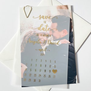 Tarjeta con foto en vitela dorada con diseño de calendario para guardar la fecha. Invitación de boda personalizada con foto de la pareja. Tinta dorada, plateada, dorada o negra