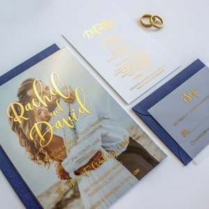 Elegante conjunto de invitaciones de boda con láminas doradas: invitación con foto, confirmación de asistencia y detalles. Papel vitela de lujo, acrílico transparente, cartulina negra o blanca
