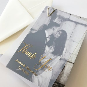 Złota folia Vellum Thank You Card ze zdjęciem pary. Półprzezroczysta, mrożona, warstwowa karta ślubna - różowe złoto, srebro, złoto