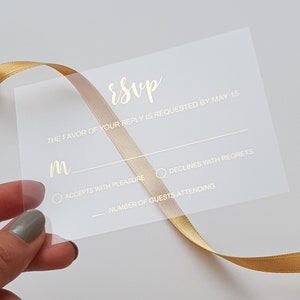 Carte RSVP en acrylique transparent avec feuille d'or, écriture manuscrite moderne. Insertion et enveloppe pour faire-part de mariage. Vélin, papier cartonné noir ou blanc