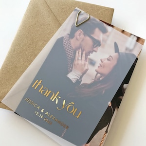 Cartão de agradecimento em papel velino dourado com fundo fotográfico de casal. Cartão semitransparente, fosco, em camadas - ouro rosa, prata, dourado
