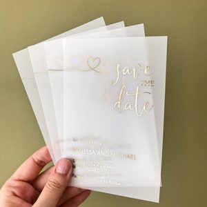 Carte "Retenez cette date" en vélin feuille d'or avec coeur. Faire-part de mariage transparent, argent, hologramme, or rose, noir. Invitation et enveloppe uniques. image 2