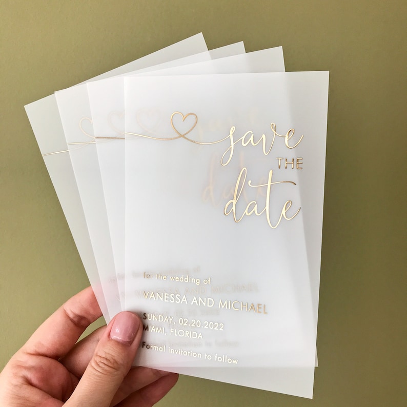 Carte "Retenez cette date" en vélin feuille d'or avec coeur. Faire-part de mariage transparent, argent, hologramme, or rose, noir. Invitation et enveloppe uniques. image 2