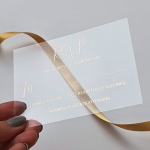 Tarjeta RSVP de acrílico transparente con lámina dorada y texto escrito a mano. Encarte de respuesta para invitación de boda: papel vitela, cartulina negra o blanca.