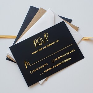 Cartão RSVP em velino com folha de ouro e escrita à mão. Encarte de resposta para convite de casamento - Acrílico transparente, cartolina preta ou branca.