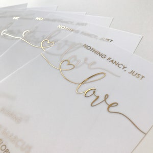 Durchzugskarte aus Pergamin mit vergoldetem Text. Transparente, gefrostete Hochzeitskarte - Gold, Silber, Roségold, Schwarz.