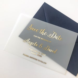 Tarjeta y sobre Save the Date con papel vitela dorado. Invitación de boda personalizada con el nombre de los novios en plata, oro rosa y negro.