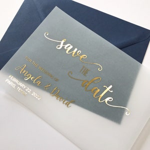Tarjeta y sobre exclusivos con sobre de papel vitela dorado para guardar la fecha. Invitación de boda de lujo, plateada, dorada y negra. Elegante invitación para fiesta de aniversario