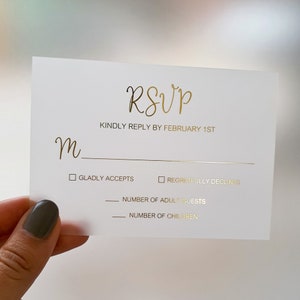 RSVP-kaart en envelop van goudfolie per stuk. Insteekkaart huwelijksuitnodiging: helder acryl, zwart of wit karton. Roségoud, zilverfolie