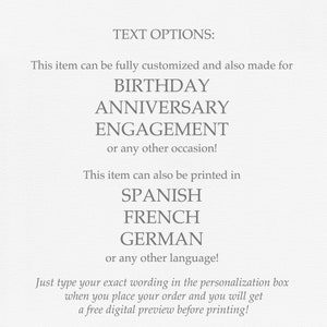 Op de afbeelding: Tekstopties voor aanpasbare items, waaronder verjaardag, jubileum en verloving. Verkrijgbaar in het Spaans, Frans en Duits. Klanten kunnen hun bestelling personaliseren en een gratis digitale preview krijgen.
