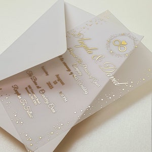 Celestial Vellum-huwelijksuitnodiging met sterren, hart en eeuwigheidssymbool. Luxe Written in the Star-uitnodiging. Goud, roségoud, zilverfolie