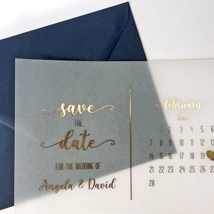 Tarjeta y sobre con sobre para guardar la fecha en papel vitela dorado con calendario. Invitación de boda personalizada con el nombre de la novia y el novio, en plata, oro rosa y negro