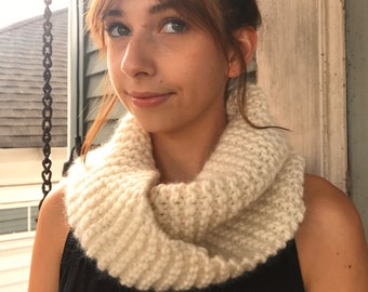 手編みのメリノウール インフィニティスカーフ