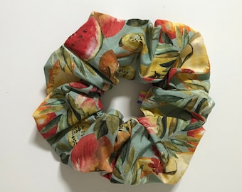 コットンシュシュ、ティーグリーンのフルーツプリント