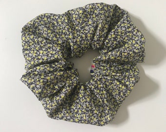 コットンシュシュ、ミニ抽象花柄、ブラウン＆イエロープリント