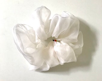 デザイナーシルクオーガンザの大きなシュシュ