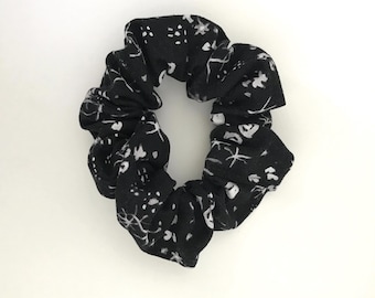 小さな天体プリントのシュシュ