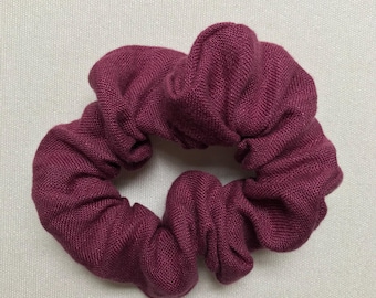 小さなバーガンディ色のリネンシュシュ