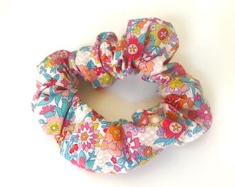 リバティ・オブ・ロンドンの小さなシュシュ、マルチフローラルプリント