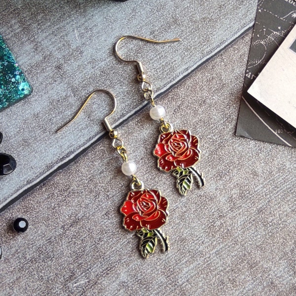 Boucles d'oreilles Roses rouges, fleurs avec ses perles de verre nacrées