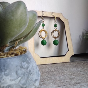 Boucles d'oreilles pendantes dorées avec perles en jade naturelle, crochet en acier inoxydable image 2