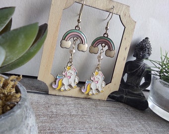 Boucles d'oreilles doré inspiration licorne, animal fantastique, nuage arce en ciel