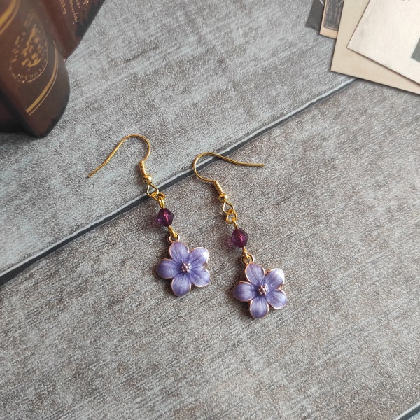 Boucles d'oreilles pendantes, fleurs violettes, avec petites perles et crochet en acier inoxydable.