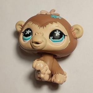 Chimpanzee #784 Littlest Pet Shop LPS authentic vintage 2000s y2k collectible Original Hasbro g1 brown blue flower eyes monkey rare cute