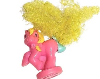 Pequeños ponis My Little Pony, años 80, vintage de 1989, mini miniatura, cepillable, rosa, amarillo, reloj, lazo, pastel, lindo abalorio, abalorios de la suerte, mlp