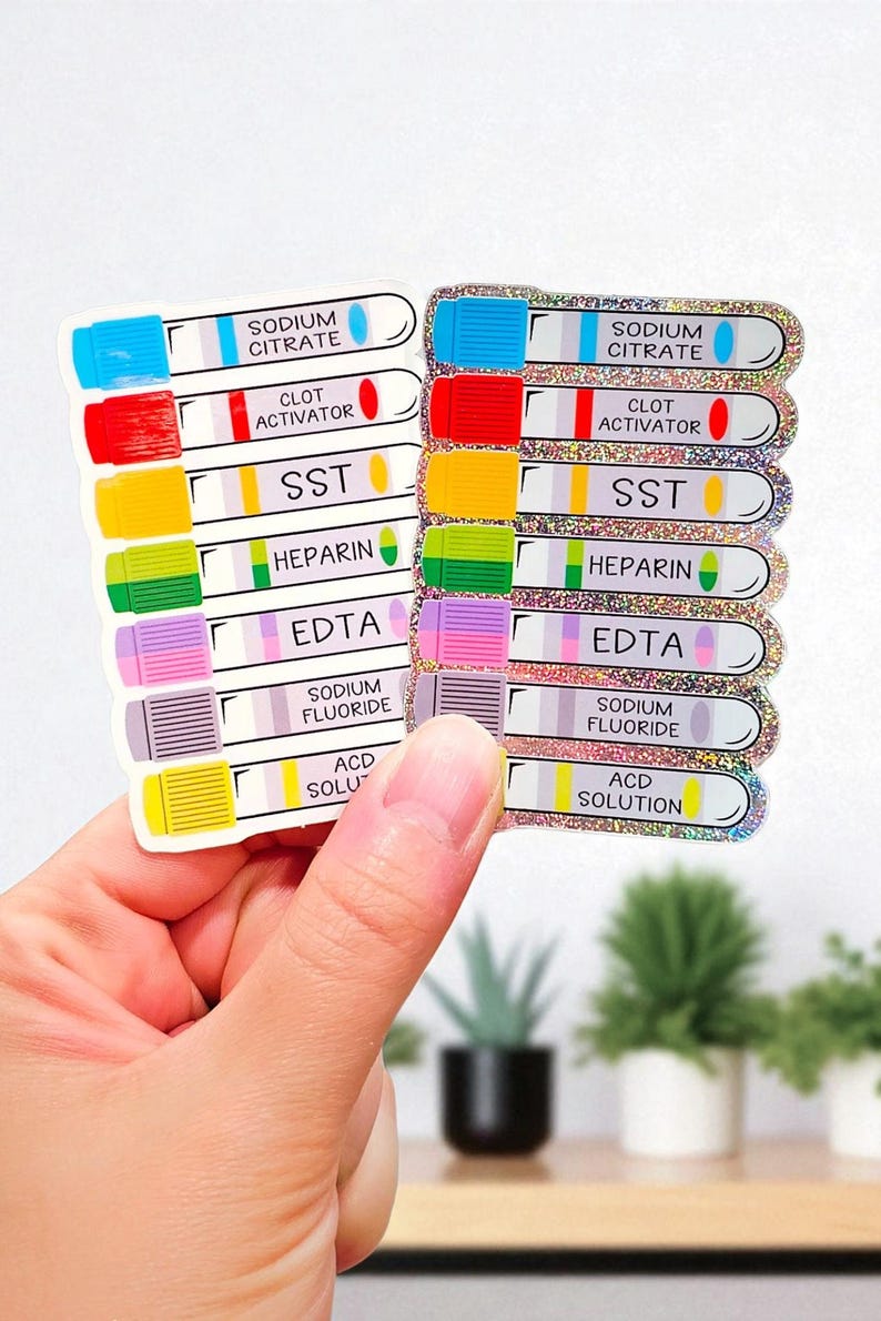 Op de afbeelding: Een set stickers met gekleurde bloedafnametubes. Elke tube is gelabeld met het type additief, waaronder Natriumcitraat, Clot Activator, SST, Heparine, EDTA, Natriumfluoride en ACD-oplossing.