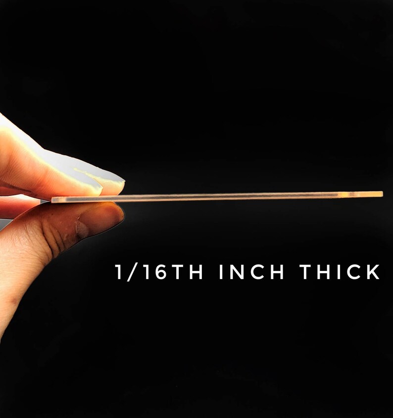 K&ouml;nnte beinhalten: Eine Nahaufnahme einer durchsichtigen Acrylplatte, die von einer Hand gehalten wird und die Dicke des Materials zeigt. Der Text "1/16TH INCH THICK" ist unter der Platte gedruckt.