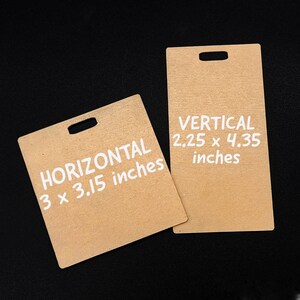 K&ouml;nnte beinhalten: Zwei braune Papp-Etiketten mit wei&szlig;em Text. Das Etikett links ist quadratisch und sagt "HORIZONTAL 3 x 3,15 Zoll". Das Etikett rechts ist rechteckig und sagt "VERTICAL 2,25 x 4,35 Zoll".