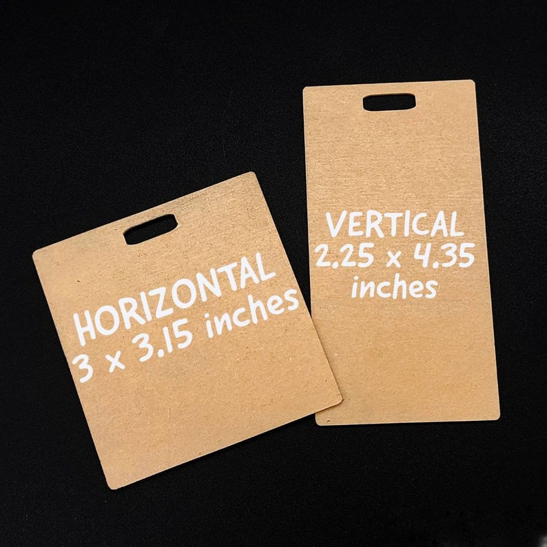 K&ouml;nnte beinhalten: Zwei braune Papp-Etiketten mit wei&szlig;em Text. Das Etikett links ist quadratisch und sagt "HORIZONTAL 3 x 3,15 Zoll". Das Etikett rechts ist rechteckig und sagt "VERTICAL 2,25 x 4,35 Zoll".