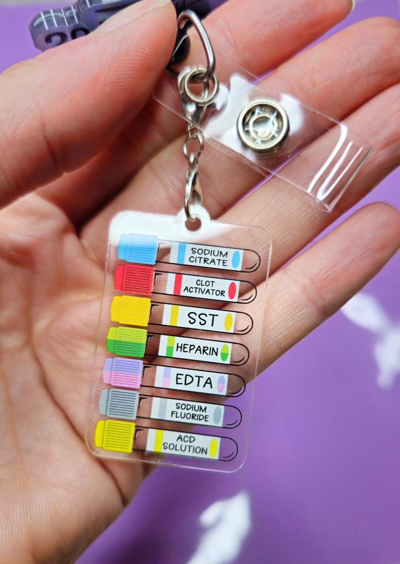 Op de afbeelding: Een heldere acryl sleutelhanger met kleurrijke bloedafnamebuisontwerpen. Elke buis is gelabeld met een ander additief, waaronder natriumcitraat, stolselactivator, SST, heparine, EDTA, natriumfluoride en ACD-oplossing.