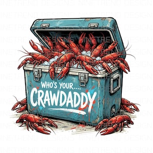 Puede incluir: Una nevera azul llena de cangrejos rojos sobre hielo, con algunos cangrejos esparcidos alrededor. La nevera tiene el texto "WHO'S YOUR....CRAWDADDY" en blanco y azul.