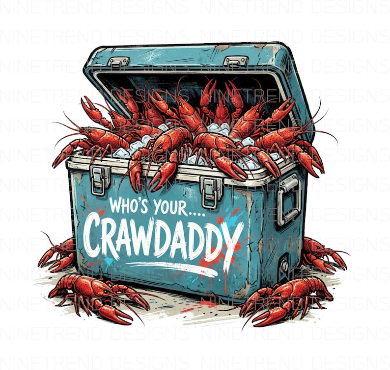 Puede incluir: Una nevera azul llena de cangrejos rojos sobre hielo, con algunos cangrejos esparcidos alrededor. La nevera tiene el texto "WHO'S YOUR....CRAWDADDY" en blanco y azul.