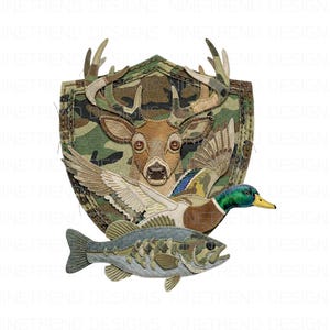 Może przedstawiać: Ozdobny emblemat przedstawiający głowę jelenia, lecącą kaczkę i rybę, na tle kamuflażowej tarczy. Projekt wykorzystuje odcienie brązu, zieleni i błękitu, z precyzyjnymi przeszyciami.