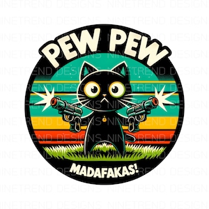 以下が含まれることがあります： いたずらっぽい表情をした黒い猫が、おもちゃの銃を2丁持っています。カラフルな夕焼けの背景に、「PEW PEW MADAFAKAS!」というレトロなフォントで書かれた言葉があります。