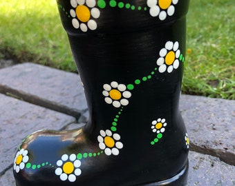 Maceta Wellington con estampado de margaritas negras pintadas a mano